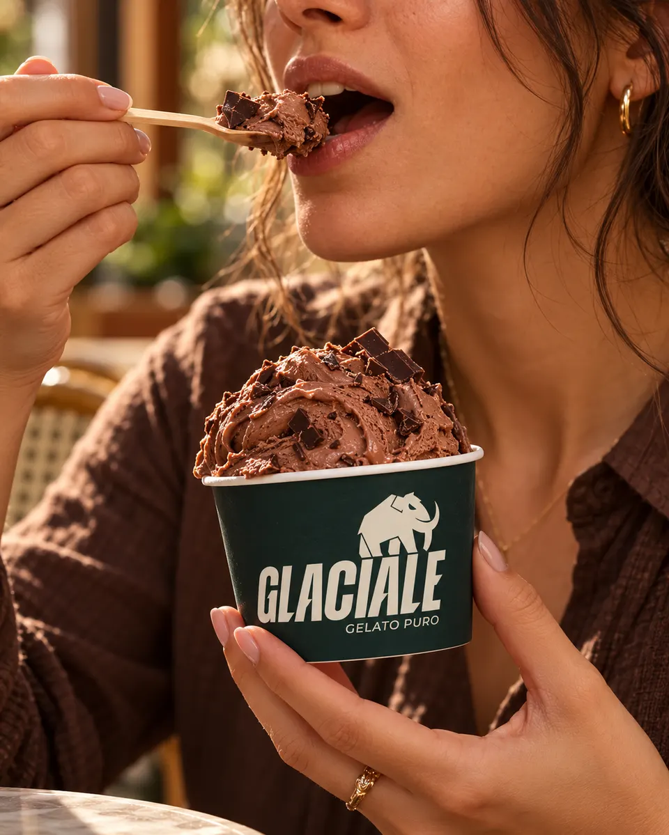 Mulher provando gelato de chocolate com pedaços de chocolate